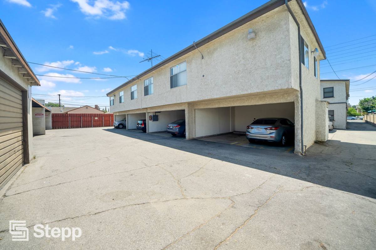Apartment for rent at 12715-19 Vanowen St, North Hollywood, CA 91605