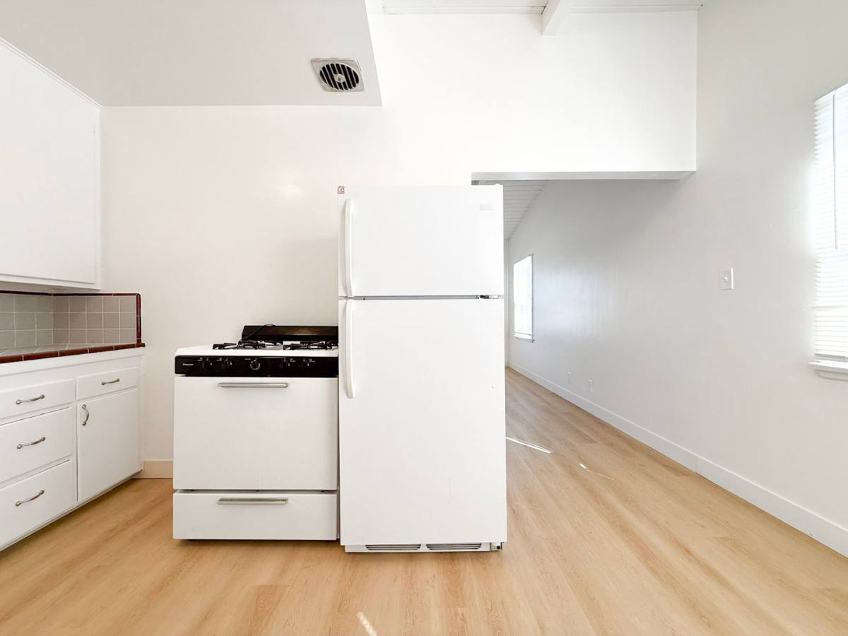 Apartment for rent at 12715-19 Vanowen St, North Hollywood, CA 91605