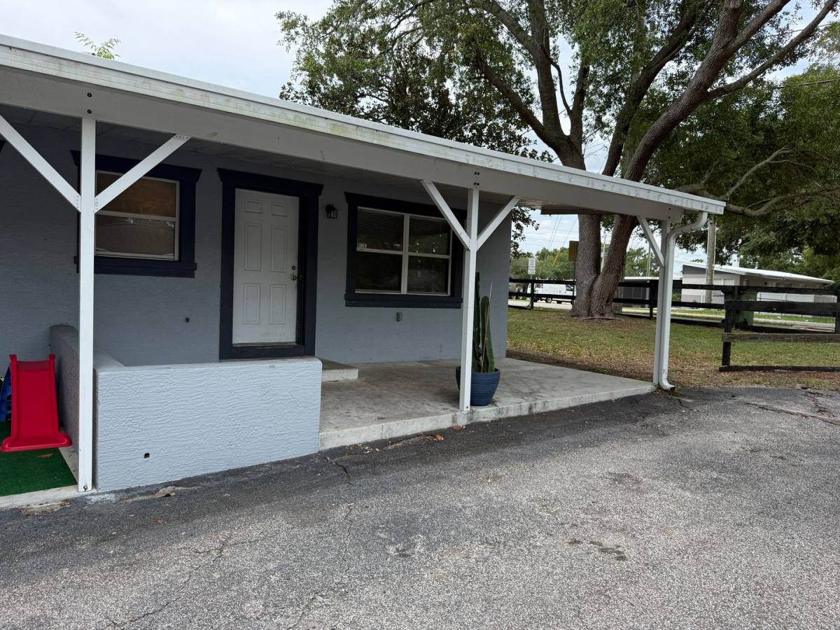 Townhouse for rent at 824 S Lone Oak Dr, Leesburg, FL 34748