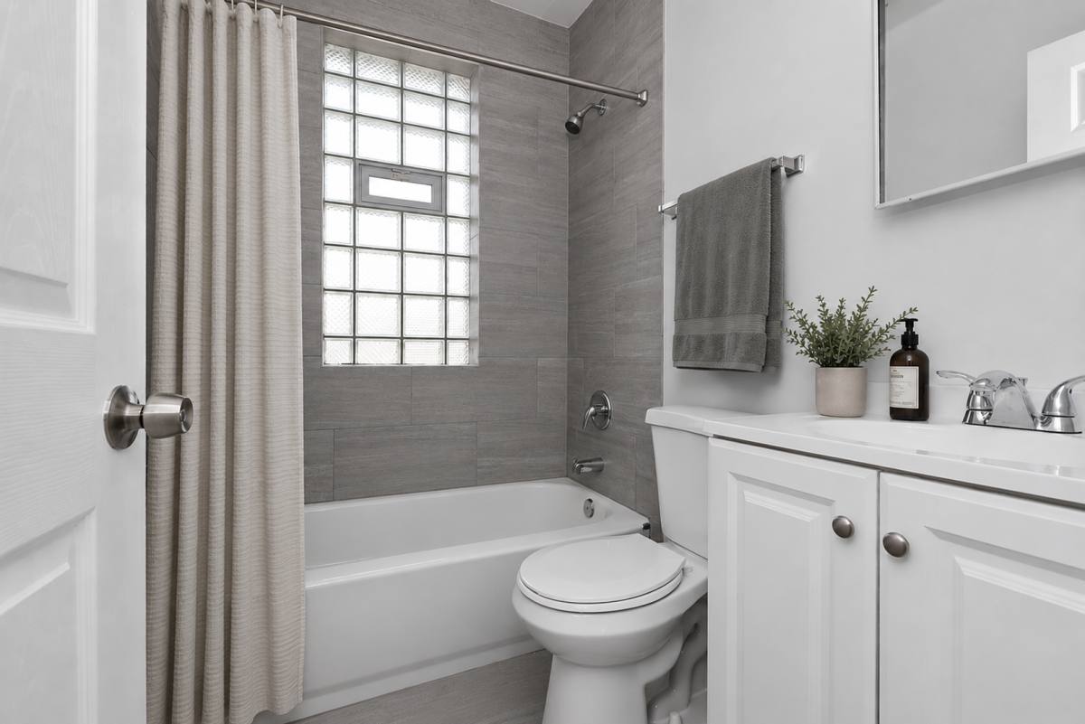 Apartment for rent at 11038-40 S Vernon Ave, Chicago, IL 60628
