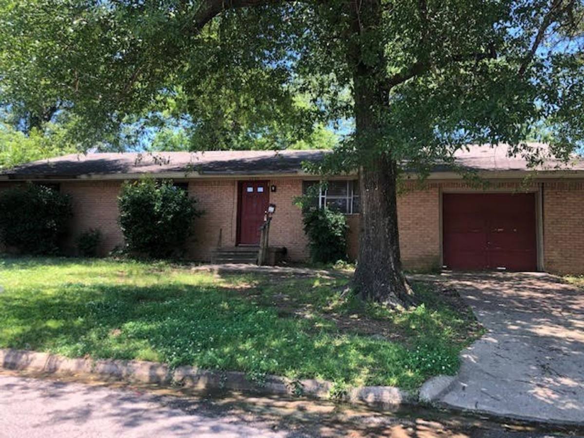 House for rent at 1295 E Houston St, Paris, TX 75460