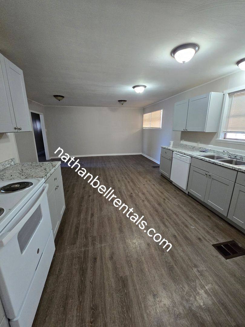 1295 E Houston St, Paris, TX 75460 - House for Rent