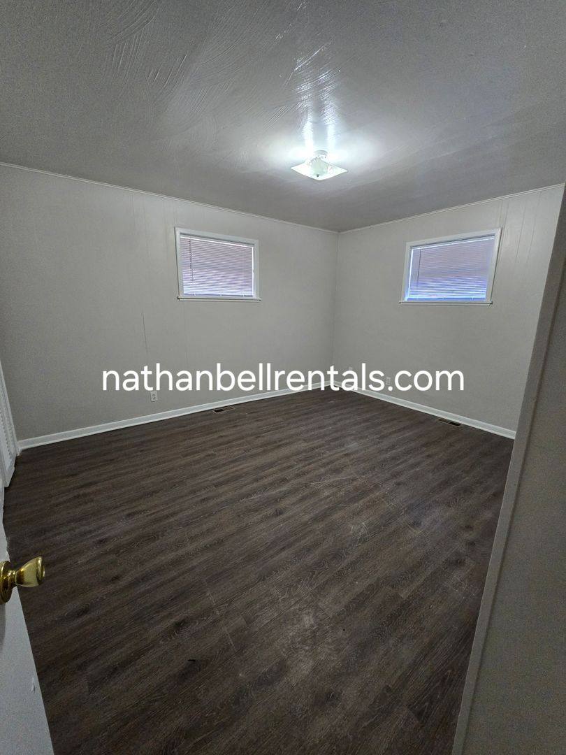 House for rent at 1295 E Houston St, Paris, TX 75460
