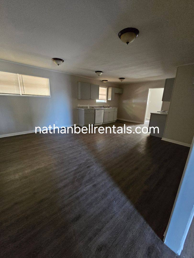 House for rent at 1295 E Houston St, Paris, TX 75460