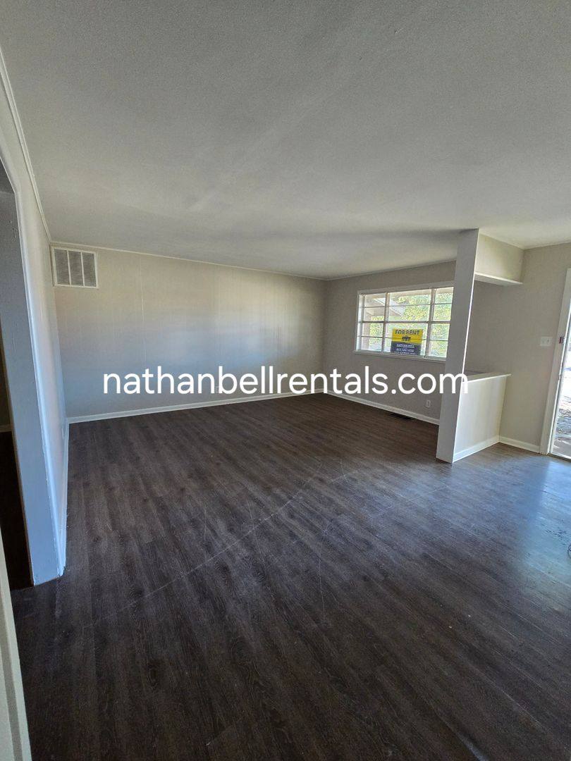 House for rent at 1295 E Houston St, Paris, TX 75460