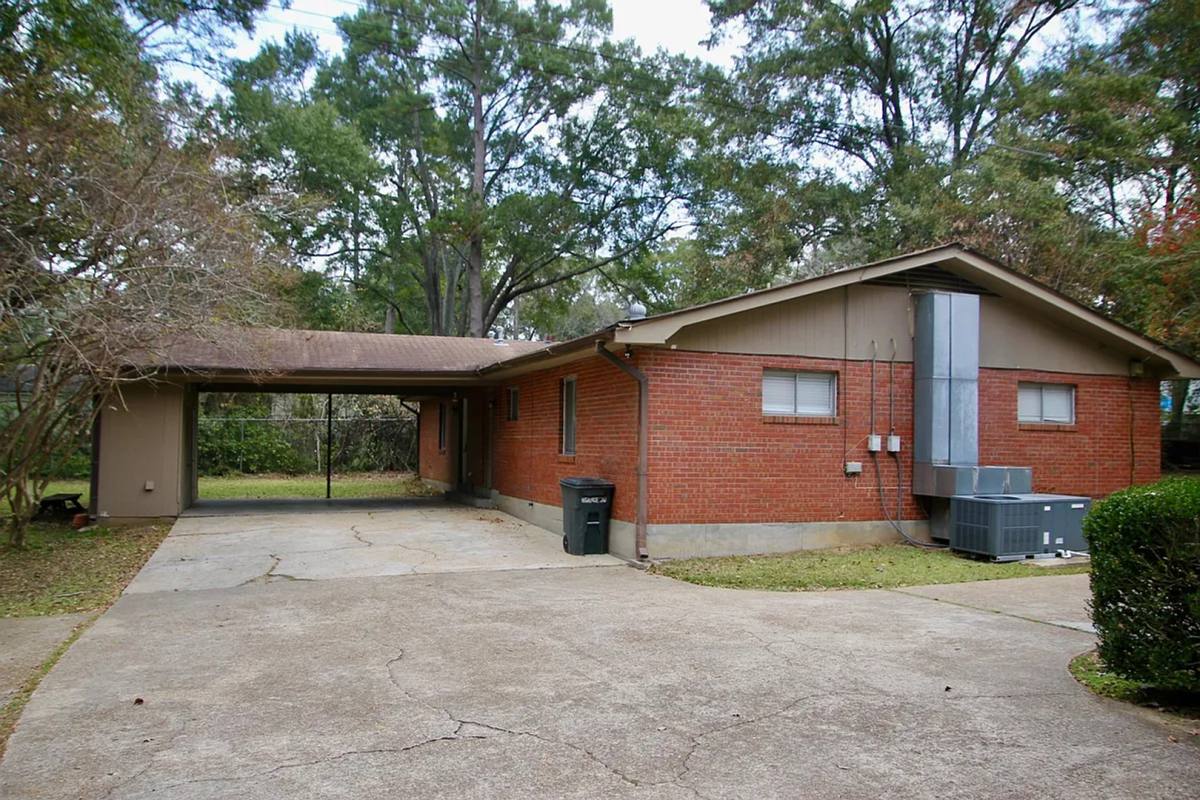 Apartment for rent at 4221 4223 Hawthorne Court, Jackson, MS 39206