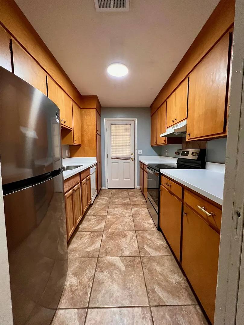 Apartment for rent at 4221 4223 Hawthorne Court, Jackson, MS 39206