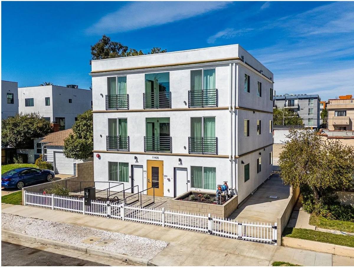 Apartment for rent at 11435 Cumpston St, North Hollywood, CA 91601
