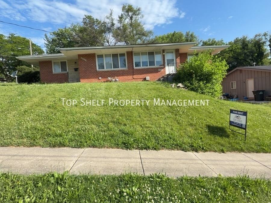 Apartment for rent at 2425 Welbeck Rd, Des Moines, IA 50310