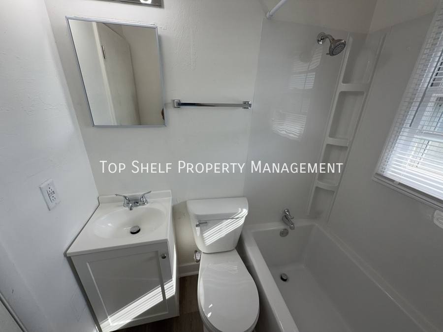 Apartment for rent at 2425 Welbeck Rd, Des Moines, IA 50310