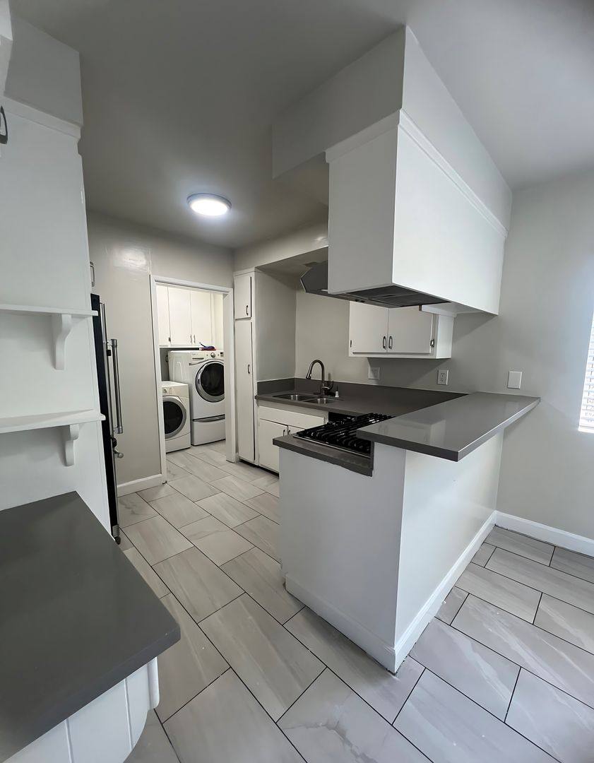 Apartment for rent at 212 W Plymouth St, Inglewood, CA 90302