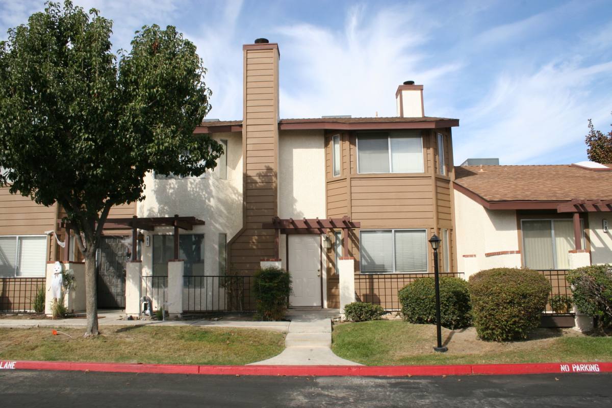 Townhouse for rent at 4600 Beechwood St, Bakersfield, CA 93309