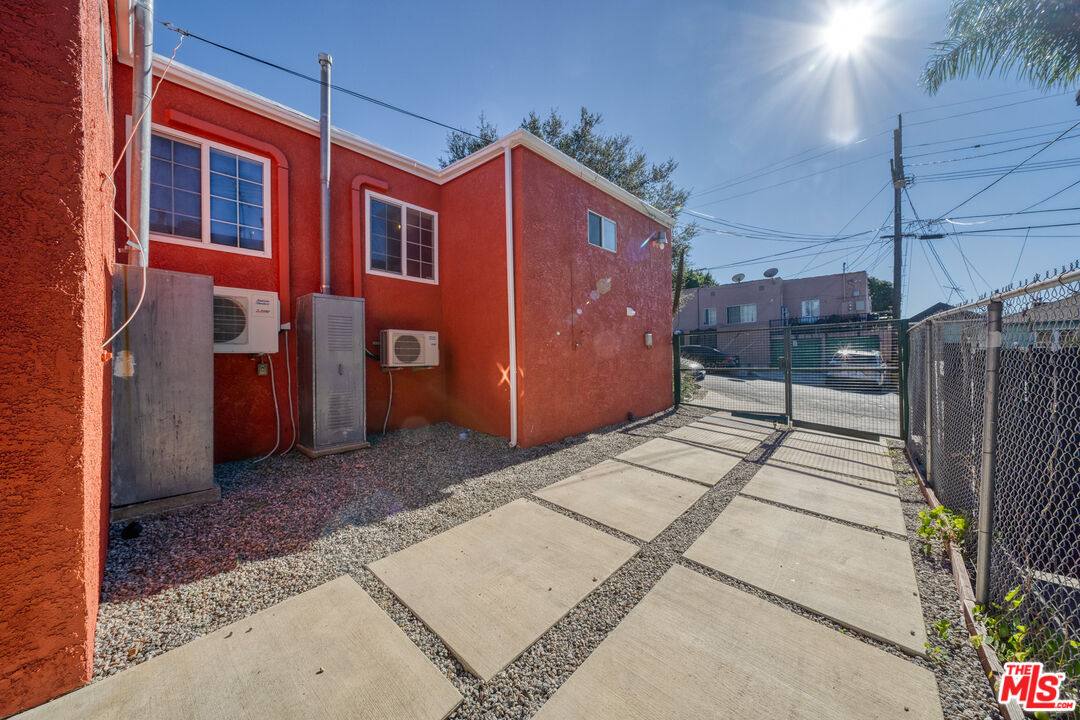 Apartment for rent at 951 N Hoover St #951, Los Angeles, CA 90029