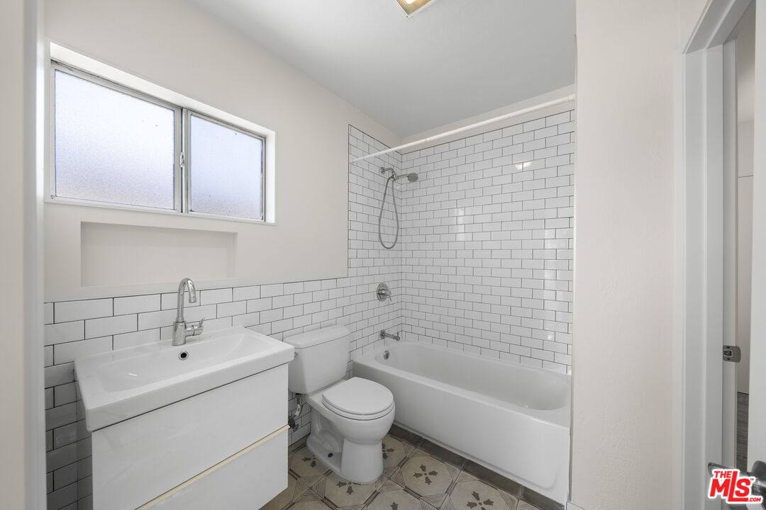 Apartment for rent at 951 N Hoover St #951, Los Angeles, CA 90029