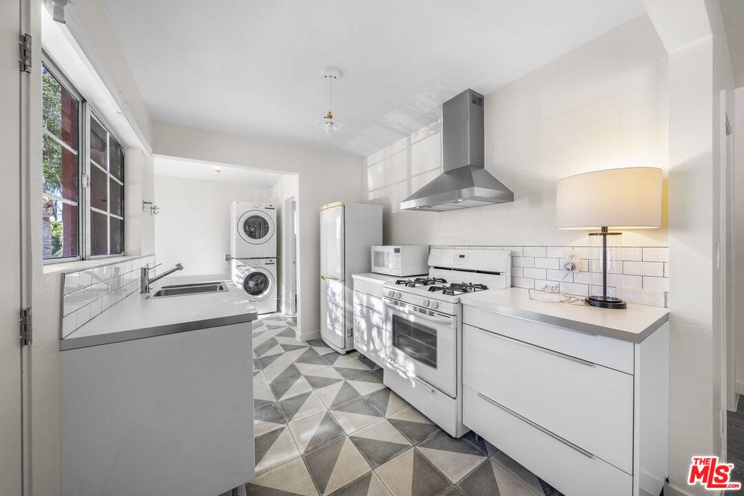 Apartment for rent at 951 N Hoover St #951, Los Angeles, CA 90029