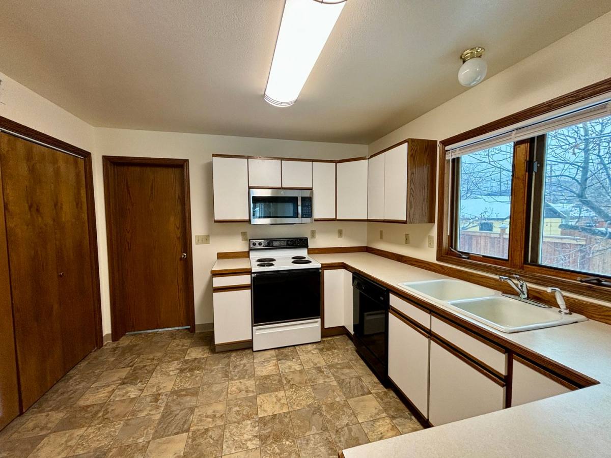 Apartment for rent at 913 N Park Ave, Helena, MT 59601
