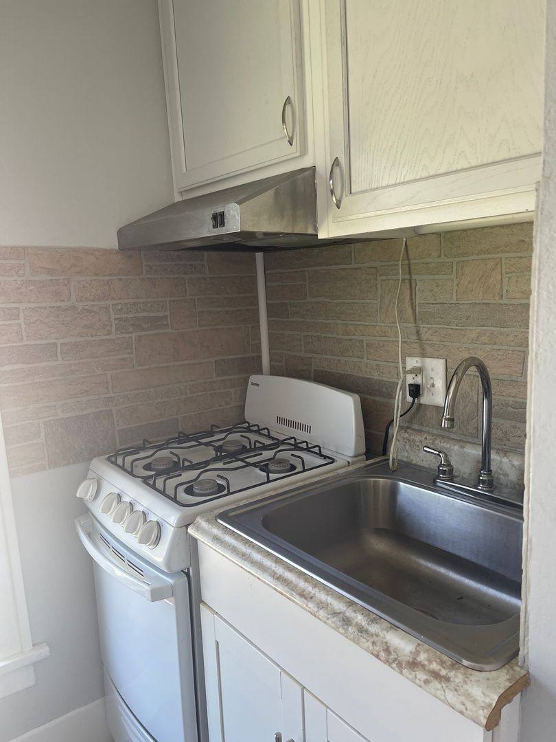 Apartment for rent at 1427 31st St, Des Moines, IA 50311