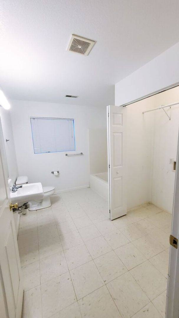 Apartment for rent at 2205 Country View Dr, Charleston, IL 61920
