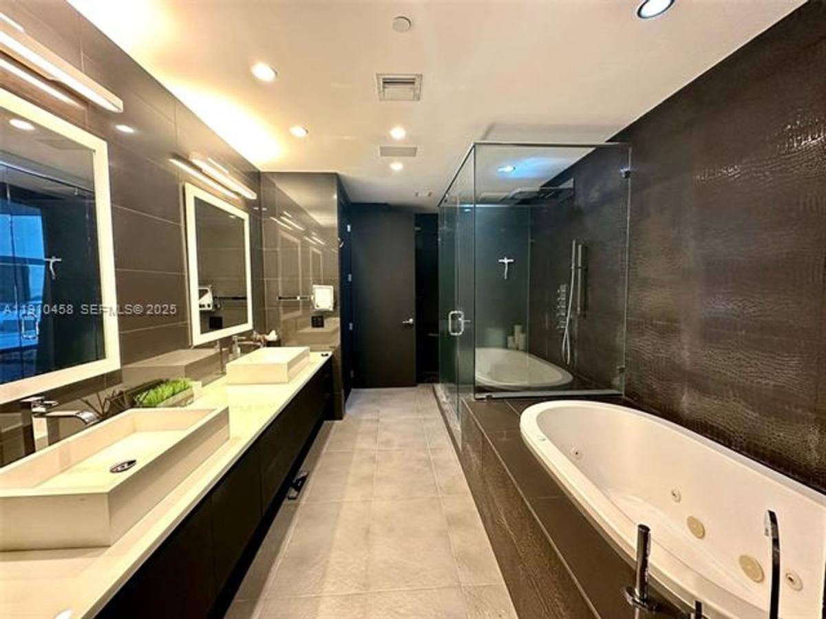 Apartment for rent at 1425 Brickell Ave, Miami, FL 33131