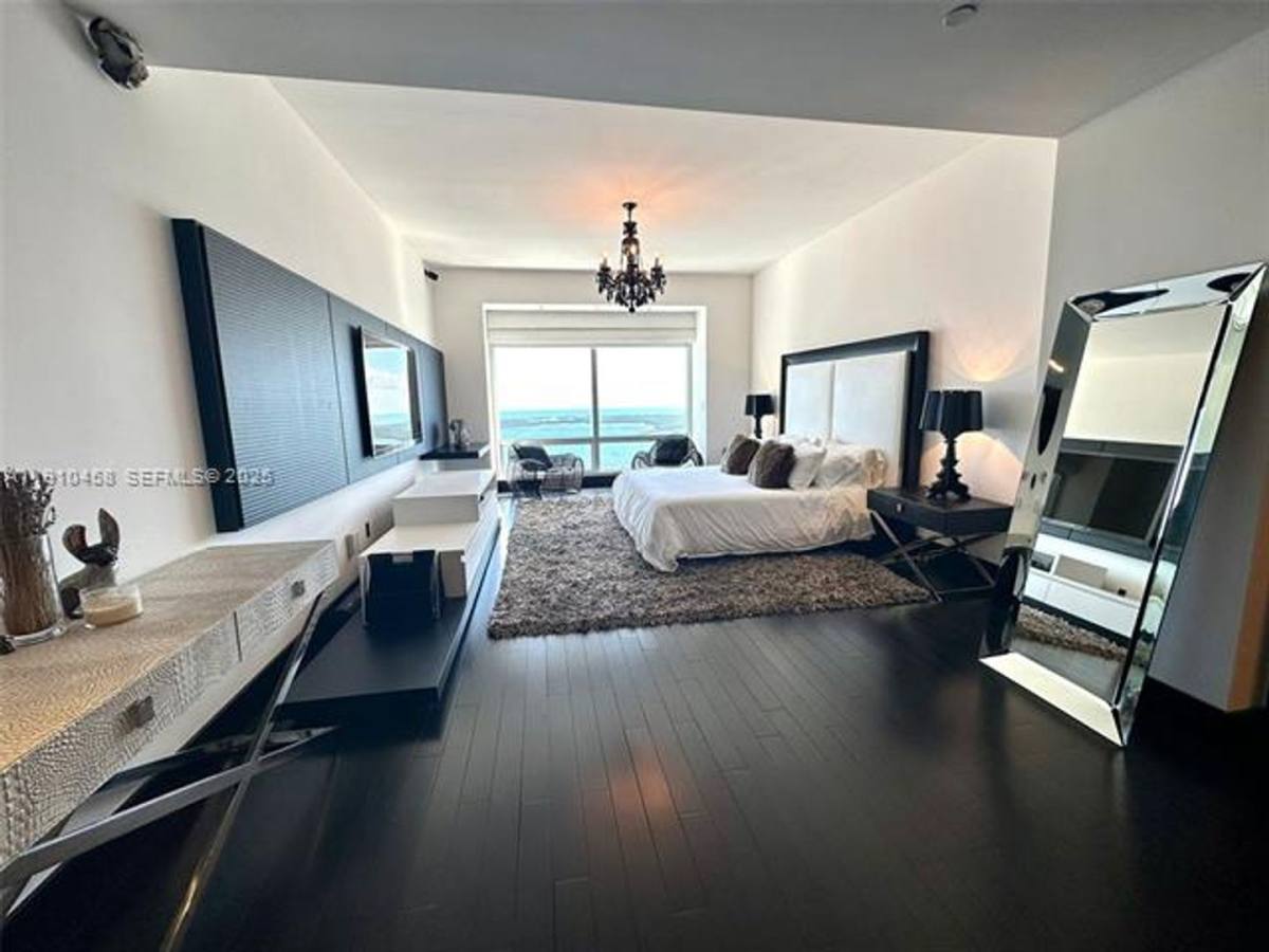 Apartment for rent at 1425 Brickell Ave, Miami, FL 33131