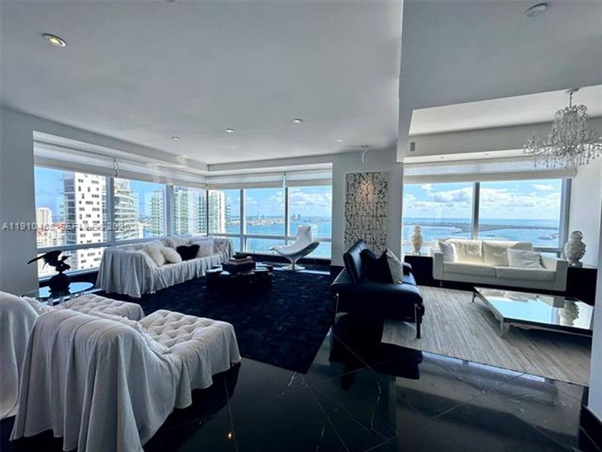 Apartment for rent at 1425 Brickell Ave, Miami, FL 33131