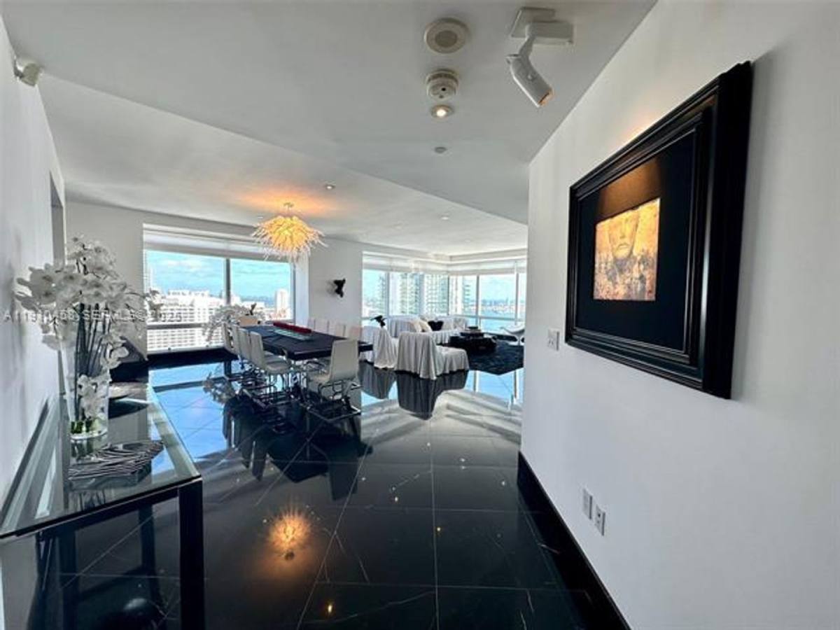 Apartment for rent at 1425 Brickell Ave, Miami, FL 33131