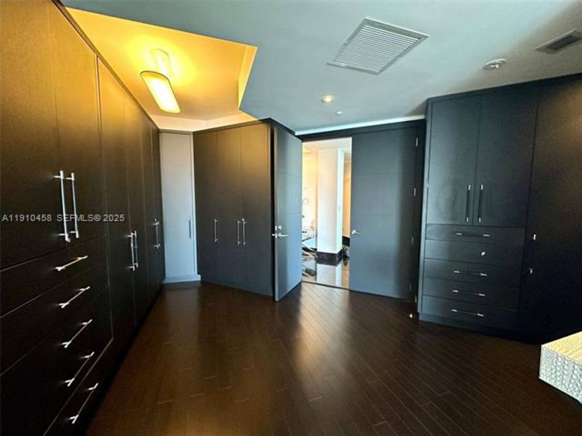 Apartment for rent at 1425 Brickell Ave, Miami, FL 33131