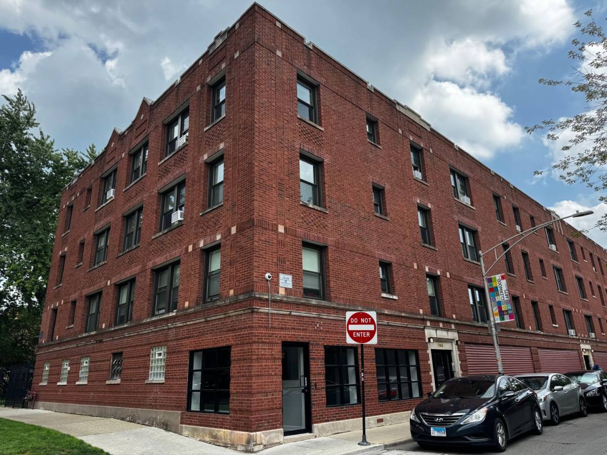 Apartment for rent at 7021 N Glenwood Ave, Chicago, IL 60626