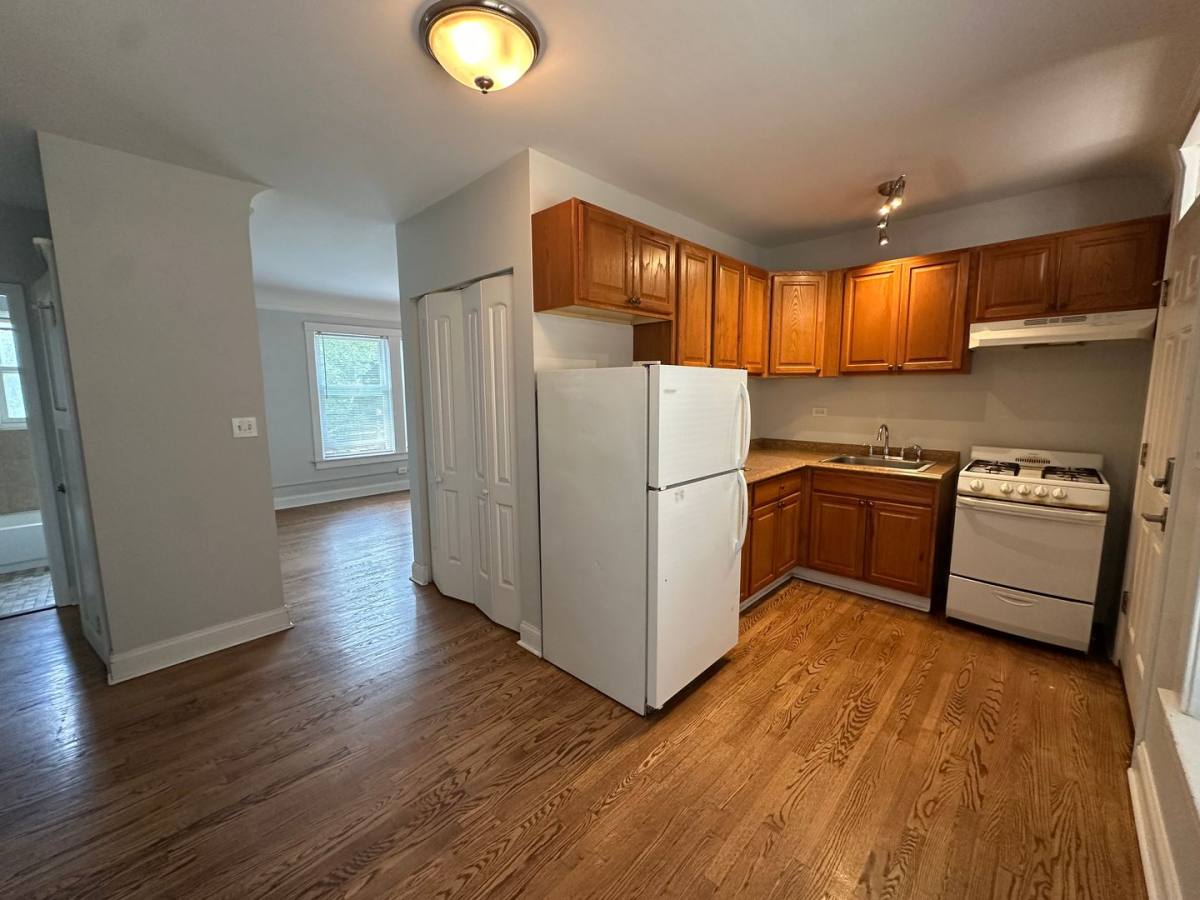 Apartment for rent at 7021 N Glenwood Ave, Chicago, IL 60626
