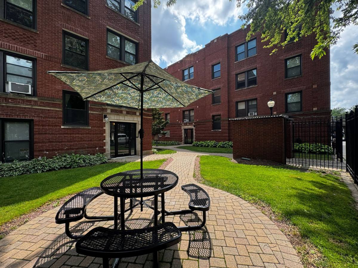 Apartment for rent at 1383 W Greenleaf Ave, Chicago, IL 60626