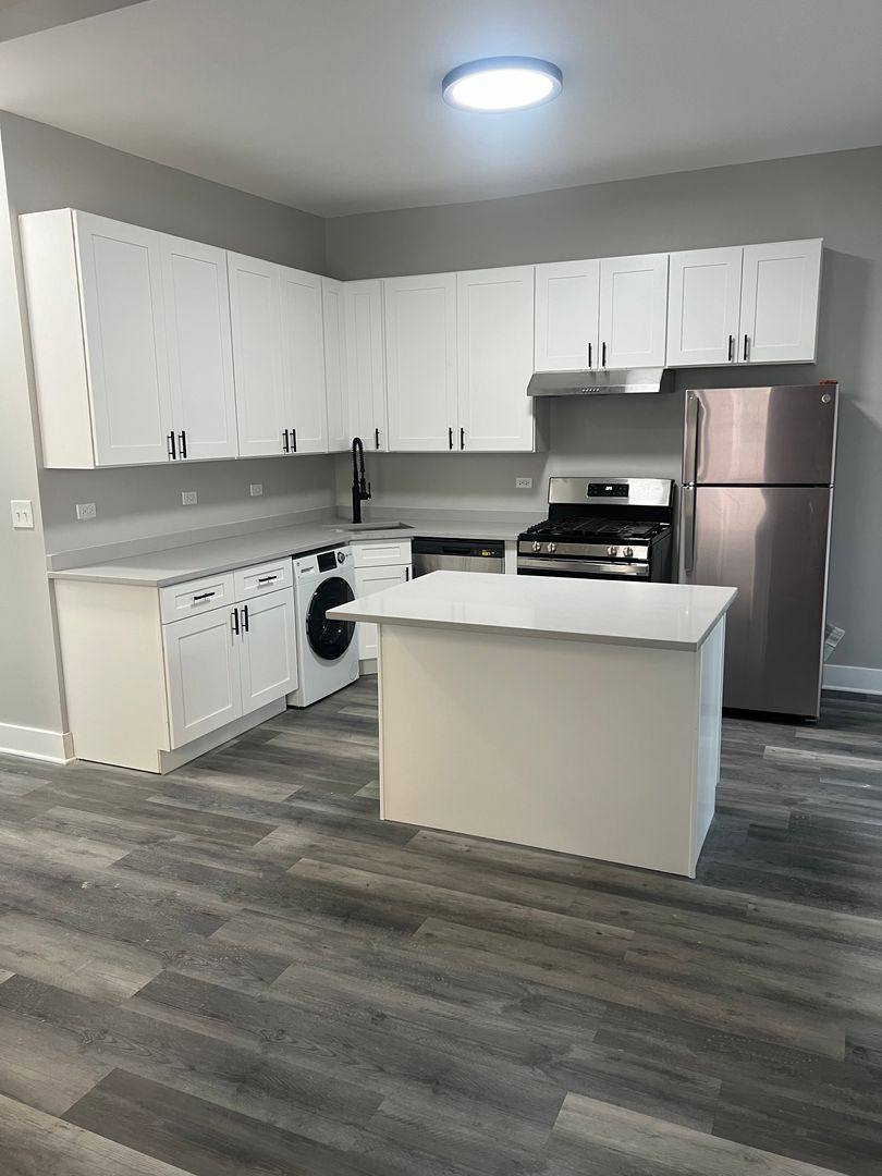 Apartment for rent at 948 N Damen Ave, Chicago, IL 60622
