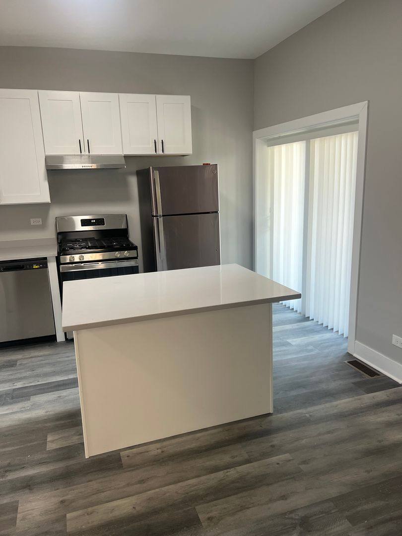 Apartment for rent at 948 N Damen Ave, Chicago, IL 60622