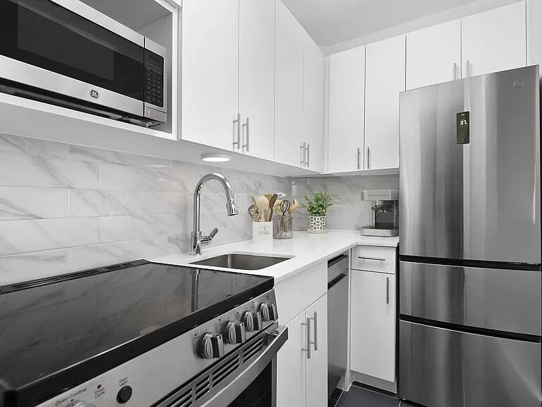 Apartment for rent at 1400 N Lake Shore Dr, Chicago, IL 60610