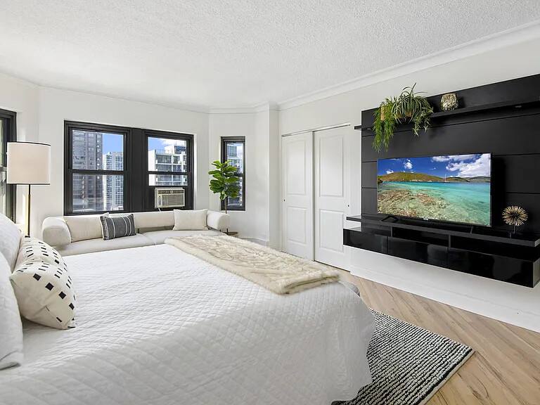 Apartment for rent at 1400 N Lake Shore Dr, Chicago, IL 60610