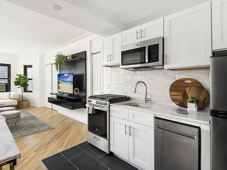 Apartment for rent at 1400 N Lake Shore Dr, Chicago, IL 60610