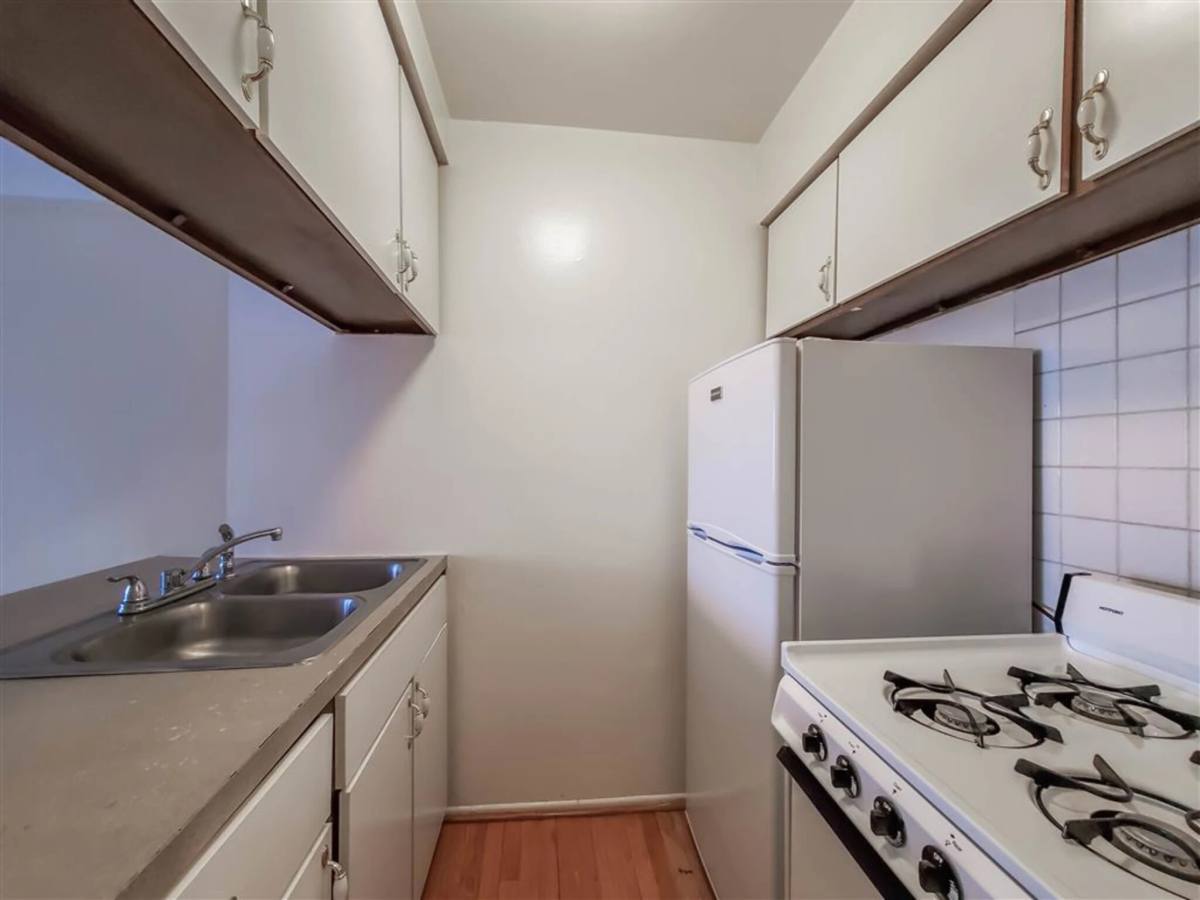 Apartment for rent at 639 W Grace St, Chicago, IL 60613