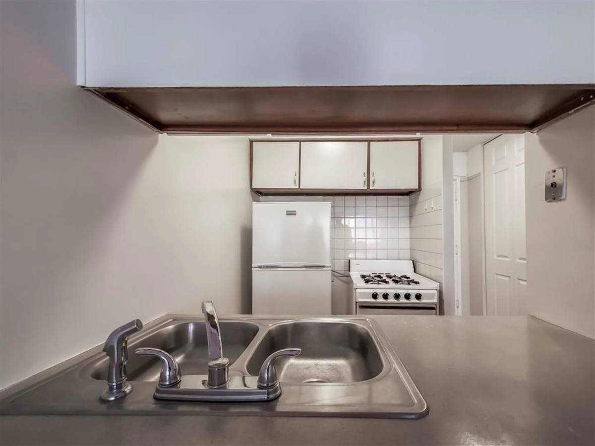 Apartment for rent at 639 W Grace St, Chicago, IL 60613