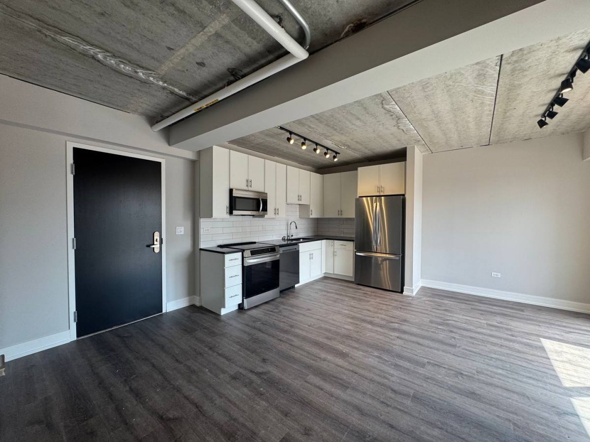Apartment for rent at 952 W Carmen Ave, Chicago, IL 60640