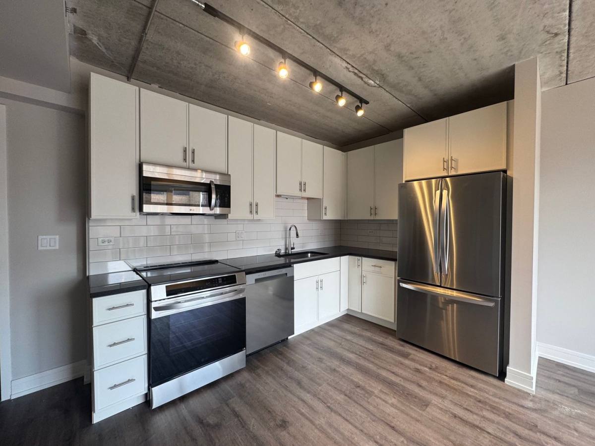 Apartment for rent at 952 W Carmen Ave, Chicago, IL 60640