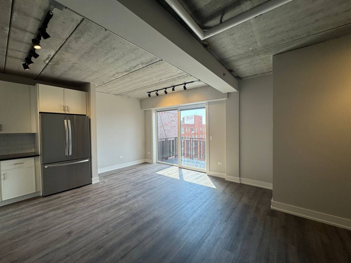 Apartment for rent at 952 W Carmen Ave, Chicago, IL 60640