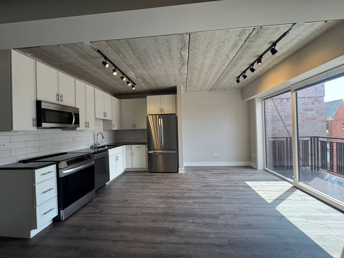Apartment for rent at 952 W Carmen Ave, Chicago, IL 60640