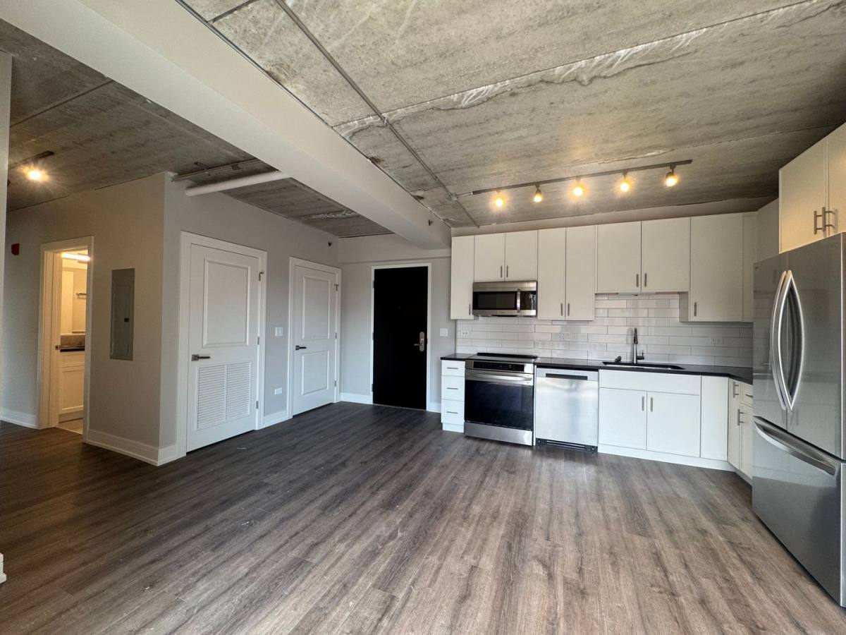 Apartment for rent at 952 W Carmen Ave, Chicago, IL 60640