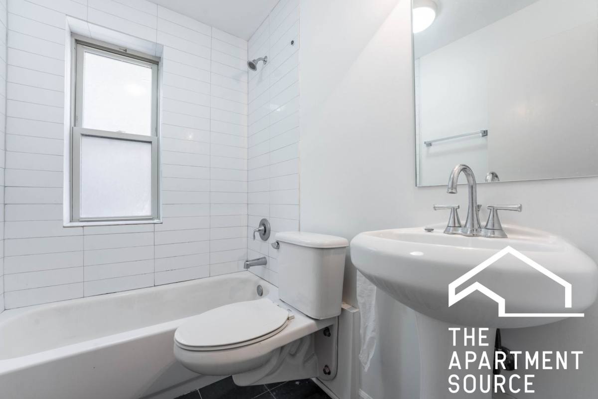 Apartment for rent at 925 W Carmen Ave, Chicago, IL 60640