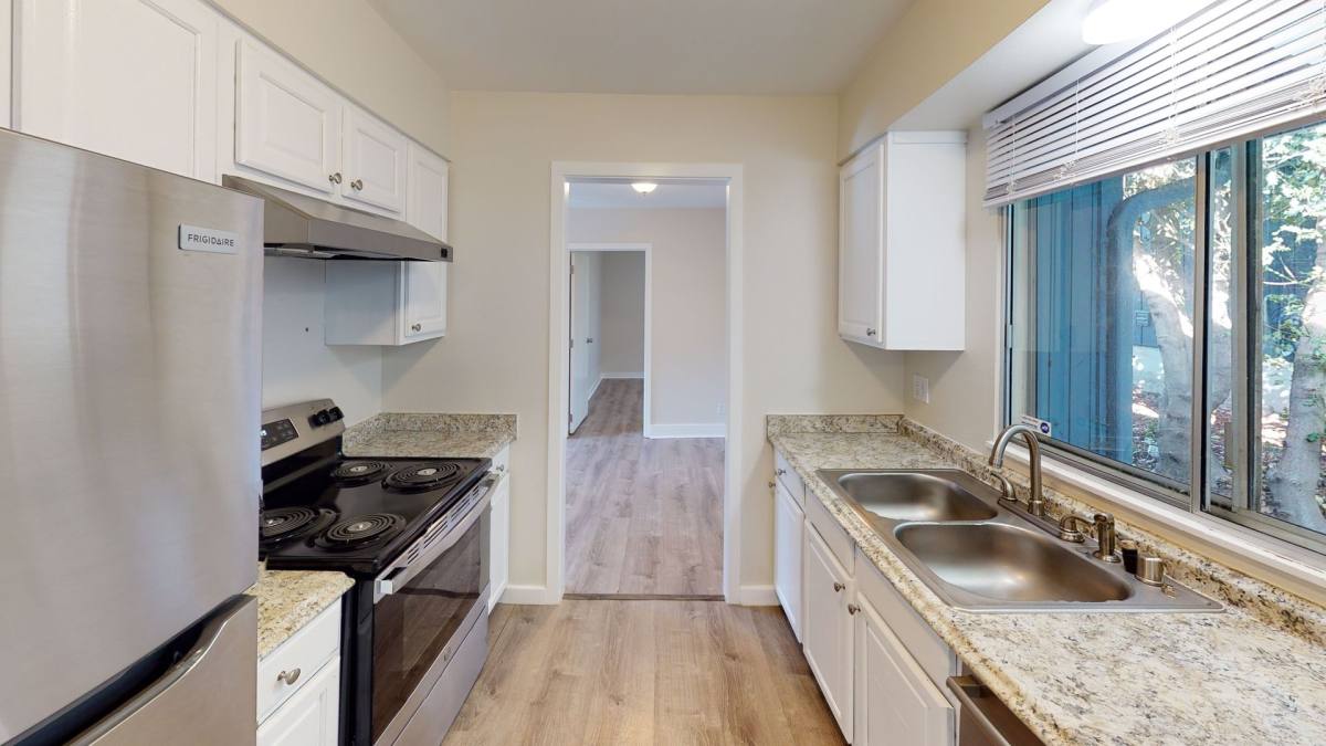 Townhouse for rent at 28606 25th Place S, Federal Way, WA 98003