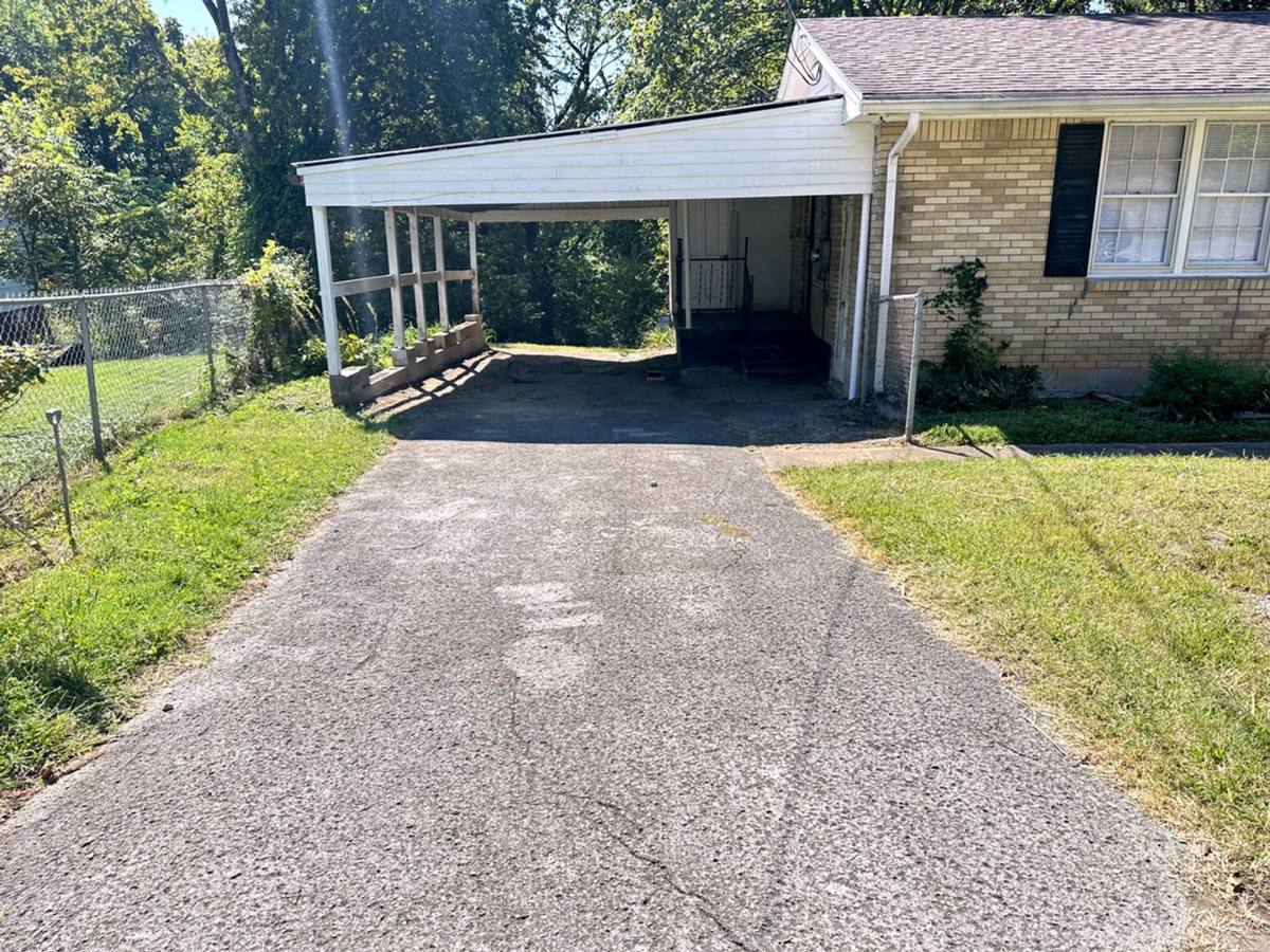 House for rent at 1815 E 7th St, Hopkinsville, KY 42240