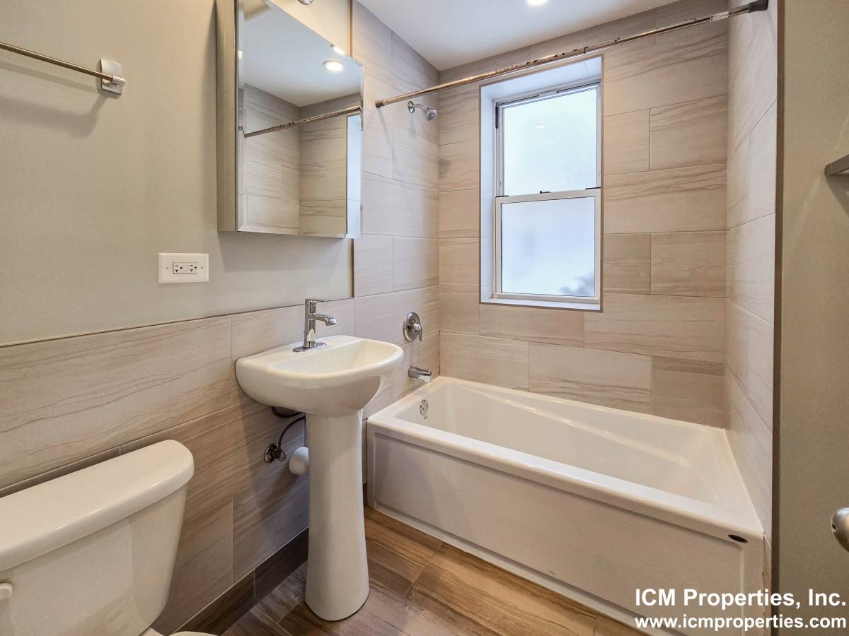 Apartment for rent at 1919 W Winona St #G, Chicago, IL 60640