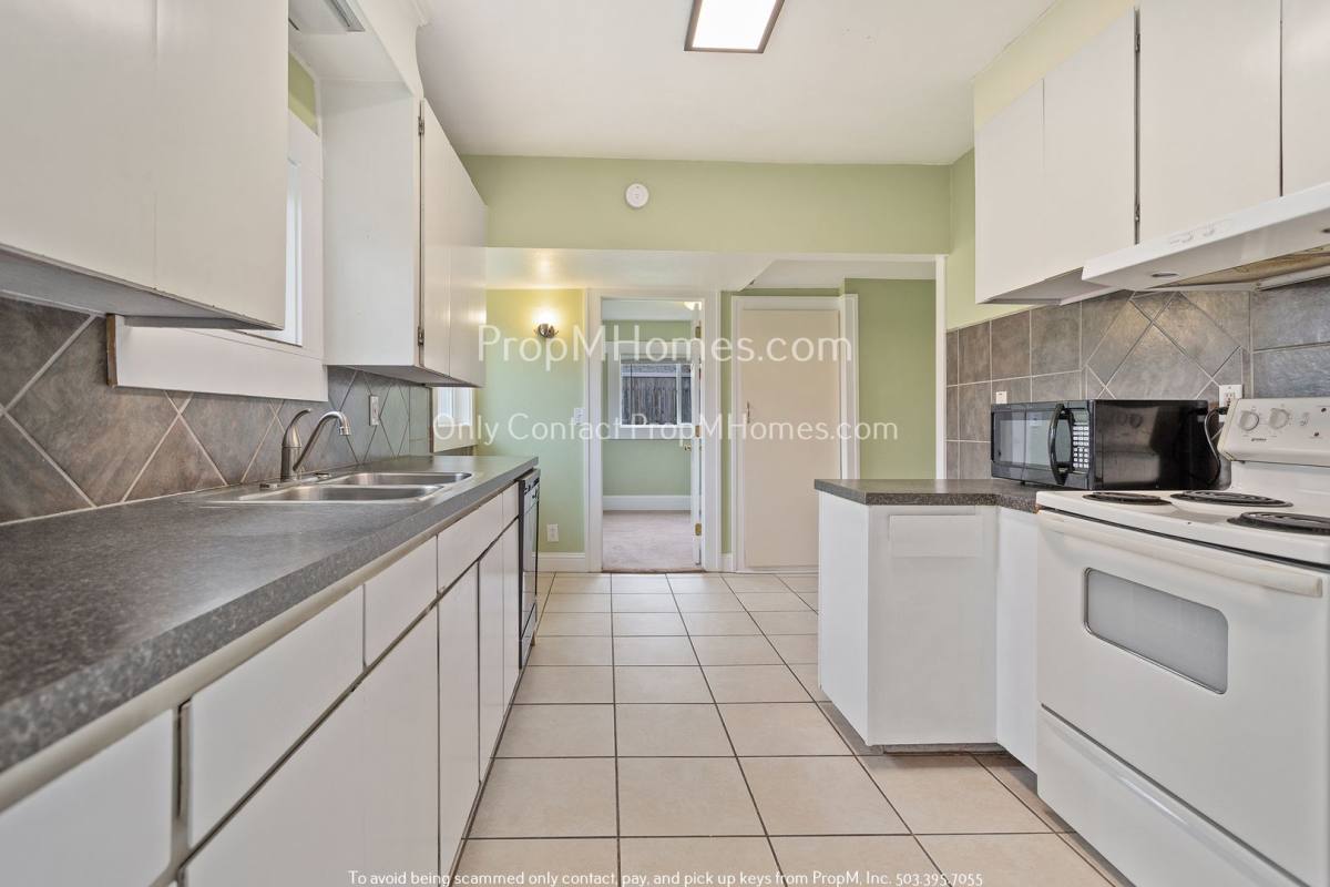 House for rent at 1731 SE 139th Ave, Portland, OR 97233