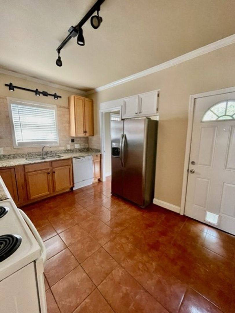 House for rent at 401 Wesley Heights Way, Charlotte, NC 28208