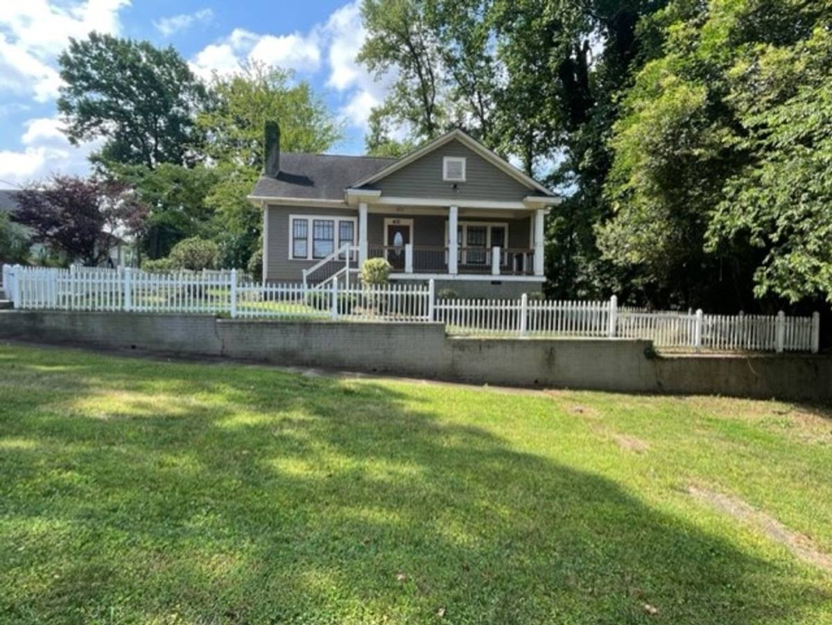 House for rent at 401 Wesley Heights Way, Charlotte, NC 28208