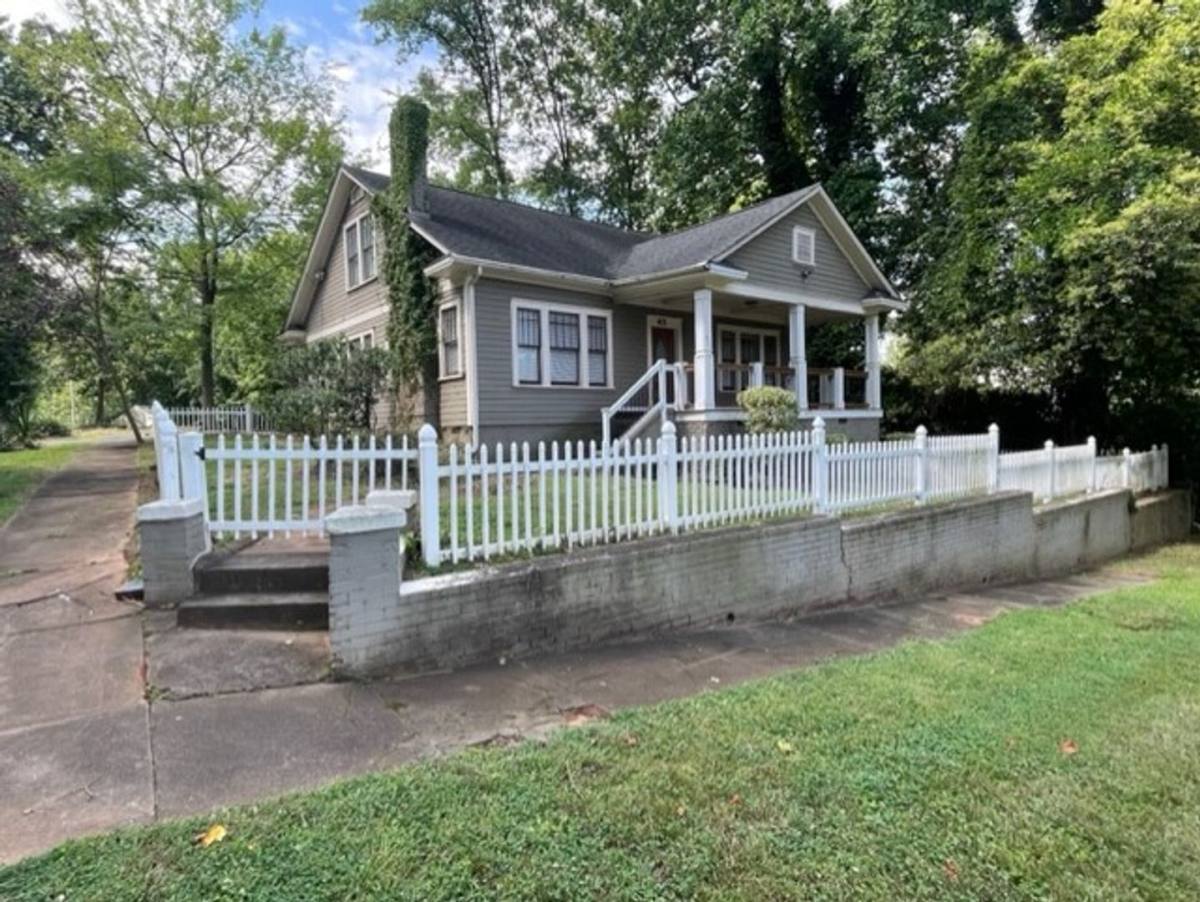House for rent at 401 Wesley Heights Way, Charlotte, NC 28208